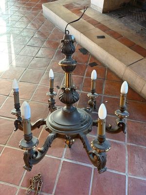 un lustre posé sur un sol en briques