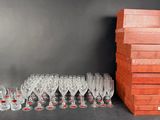beaucoup de verres à vin et une carafe à vin sur la table