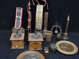 un grand nombre d'objets posés sur une table