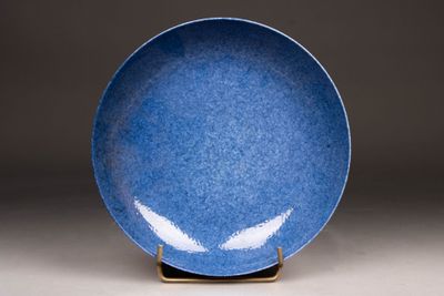 Assiette en porcelaine émail bleu nuageux. - Photo 1