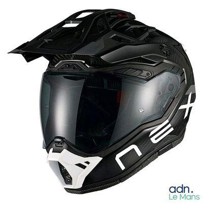 un casque sur fond blanc, orné d'un motif en noir et blanc