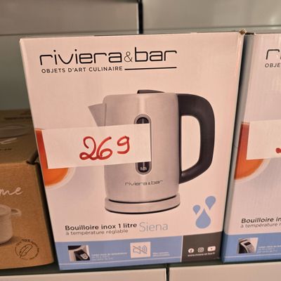 deux boîtes sur l'étagère d'un appareil électroménager