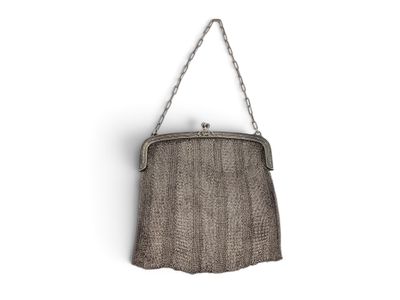 un sac à main marron accroché au mur par une chaîne