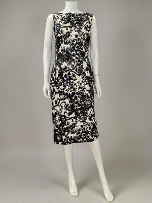 une robe noire et blanche ornée d'un imprimé floral