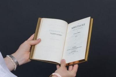 une personne tenant un livre ouvert dans ses mains