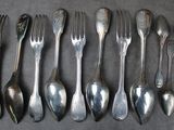 beaucoup de cuillères et de fourchettes en argent sur la table