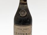 une bouteille de vin posée sur une table