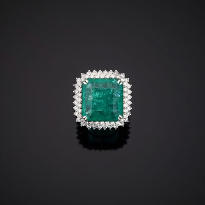Bague en or gris 750°°° centrée d’une importante émeraude ta…
