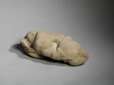 une petite sculpture représentant un cerveau posée sur une surface grise