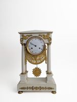 Pendule portique  en marbre blanc et bronze ciselé et doré à décor de 