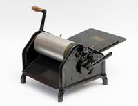 Une machine duplicateur à alcool ORMIG V en fonte noir à un …