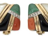 deux paires de boucles d'oreilles ornées de pierres multicolores et de diamants