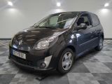 la photo d'une petite voiture noire garée sur un sol en damier