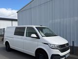 la camionnette blanche est garée devant un bâtiment