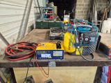 une table sur laquelle sont posés plusieurs outils