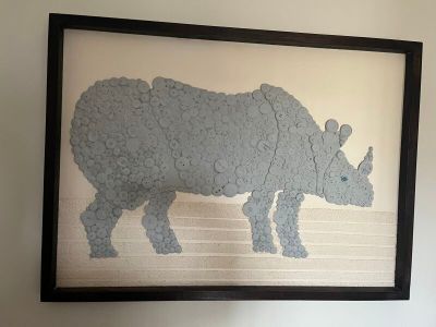 une photo d'une photo d'un rhinocéros accrochée au mur