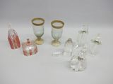 beaucoup d'objets en verre qui se trouvent sur la table