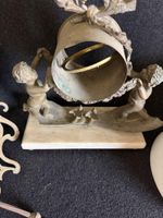 Lot de brocante, comprenant une monture de pendule en régule… (photo 3)