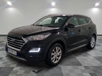 le 4x4 noir est garé dans le garage sur un sol en damier