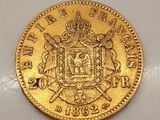 une pièce d'or ornée d'un blason