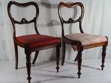 deux chaises placées l'une à côté de l'autre sur une surface blanche