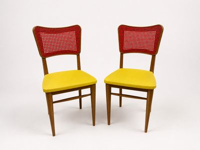 une paire de chaises rouges et jaunes sur fond blanc