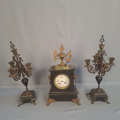 trois types d'horloges différents posés sur une table