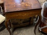 une table avec un plateau en bois et une chaise dans une pièce