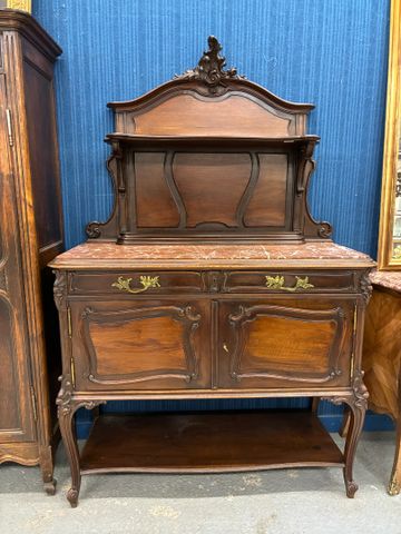Desserte de style Louis XV ouvrant en partie basse à deux tiroirs