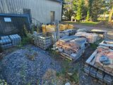 une grande quantité de bois empilé devant un bâtiment