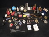 un grand nombre d'objets posés sur une table