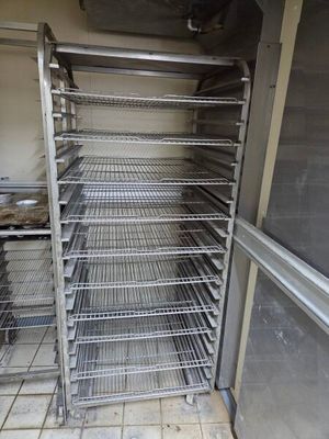 une étagère en métal contenant des aliments