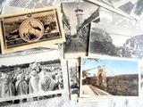 plusieurs vieilles photos en noir et blanc de personnes et de bâtiments sur une table