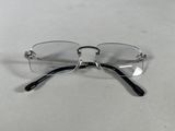 une paire de lunettes posée sur une table, sur fond blanc