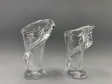 une paire de vases en verre transparent ornés de motifs en spirale
