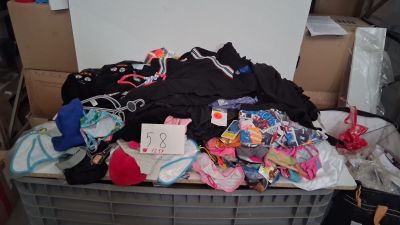Lot de 125 pièces vêtements et accessoires enfant, différent…