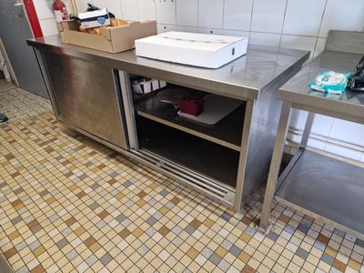 une cuisine avec un évier et un réfrigérateur