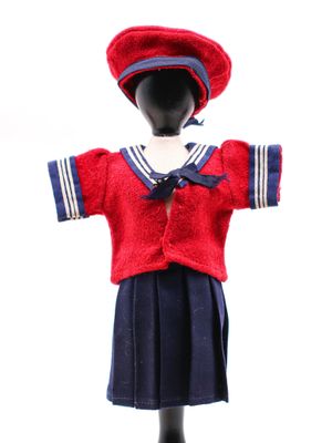 un mannequin vêtu d'un pull rouge et d'une jupe bleue