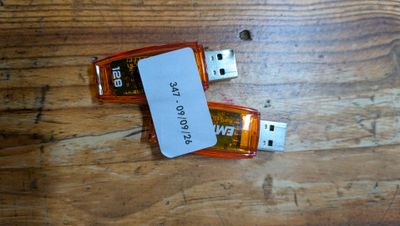 deux clés USB posées sur une table en bois