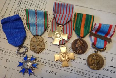 France : étoile de chevalier du Mérite (éclat à une branche)…