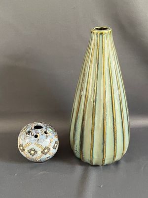 GERBINO - Brûle-parfum boule en terre mêlée, signé.