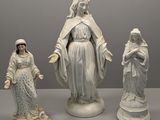 trois figurines représentant une femme, un homme et un enfant