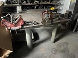 un établi sur lequel sont posés des outils dans un garage