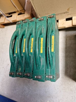 quatre piles vertes posées sur une étagère dans une pièce