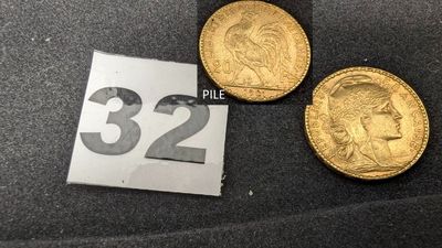 trois pièces d'or portant le chiffre 32 et la date 32