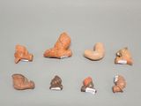 un grand nombre de petites figurines qui se trouvent sur une table