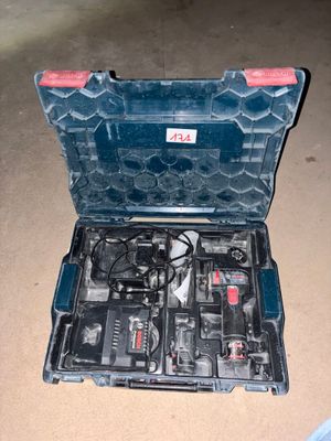 une trousse à outils posée sur le sol