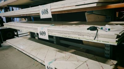 de nombreuses piles de rayons vides dans un magasin, sur lesquelles sont posées des étiquettes de prix