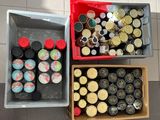 trois bacs remplis de cupcakes dans une cuisine
