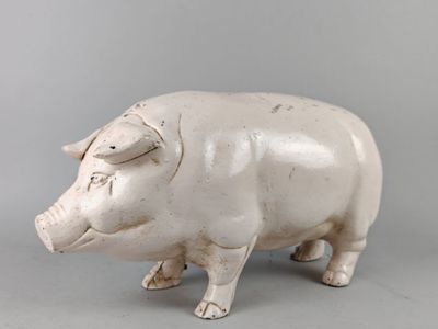 statue d'un cochon sur fond gris, avec un fond gris